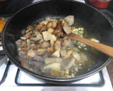 Foto del paso 5 de la receta: Pollo en salsa de setas con aroma de tomillo y romero