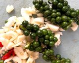 รูปขั้นตอนการทำที่ 2 ของ มะเขือยาวผัดพริกเผาโหระพา🌿เห็ดฟาง🍄🌶️