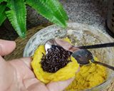 Foto langkah ke 4 dari resep Bola Labu kuning isi coklat.