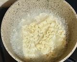 Foto langkah ke 6 dari resep Indomie Goreng Spesial plus Ebi Furai.