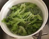 Une image de l'étape 1 de Salade de frisée aux tomates,mozzarella et fleurs de basilic.
