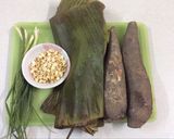 Hình bước làm 1 của món Bánh sắn lạc nóng hối vừa ăn vừa thổi.