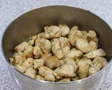 Foto langkah ke 3 dari resep Tumis ayam goreng tahu bunga bawang.