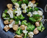 Foto del paso 4 de la receta: Pollo con brócoli y coliflor