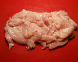 Foto del paso 2 de la receta: Tiras de filetes de pollo marinados a la plancha, con ensalada de arroz