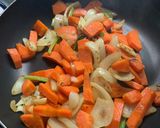 รูปขั้นตอนการทำที่ 1 ของ ซุปแครอท หอมใหญ่ (Vegan option)