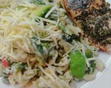 Foto del paso 6 de la receta: Salmón a las finas hierbas y ensalada tornillos