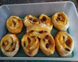 Foto del paso 7 de la receta: Caracolas o rollitos de hojaldre con mermelada y pasas