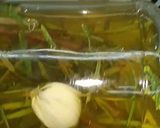 Une image de l'étape 4 de Huile d'olive parfumé au romarin et ail.