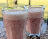 Foto del paso 3 de la receta: Licuado de banana y frutilla 🍌🍓