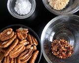 Foto del paso 1 de la receta: Pecanas con hojuelas de chile y piloncillo