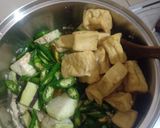 Foto langkah ke 4 dari resep Jangan Lombok Ijo Terong Tahu.