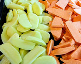 Foto del paso 2 de la receta: Boniatos y patatas adobados, asados al horno