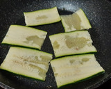 Foto del paso 2 de la receta: Rollitos de pechuga de pavo, calabacín y panceta