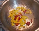 Foto del paso 3 de la receta Fideos asiáticos con pollo y pimientos