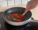 Foto del paso 3 de la receta: Fideuà de calamares (en lata), langostinos y bacalao gratinado con alioli