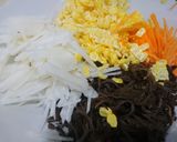 A picture of step 1 of Four-Color Vegetarian Spring Rolls.