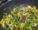 Foto langkah ke 5 dari resep Tumis kangkung bunga pepaya.