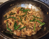 Foto langkah ke 7 dari resep Kwetiau Udang Sosis.