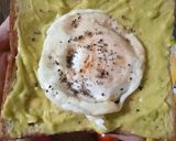 Foto langkah ke 3 dari resep Egg Sandwich with Guacamole.