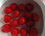 Foto langkah ke 1 dari resep Smoothies Stroberi.
