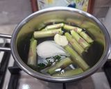 Foto del passaggio 1 della ricetta Risotto con Asparagi e Gamberetti