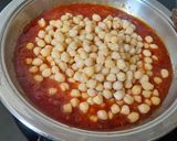 Foto del paso 2 de la receta Garbanzos con tomate y huevo