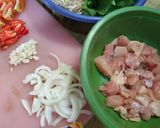 Foto langkah ke 2 dari resep Tumis Ayam Sawi Toge.