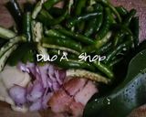 Foto langkah ke 2 dari resep Tumis buncis bakso cabe hijau.