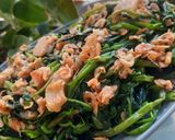 Hình bước làm 2 của món Rau muống xào tép biển (con moi, con ruốc)