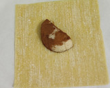 A picture of step 4 of Cinnamon banana wanton.