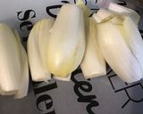 Une image de l'étape 4 de Salade d'endives et Castelfranco aux pignons de pin et leerdammer.