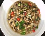Foto langkah ke 4 dari resep Tumis Sayur Jamur Kancing.