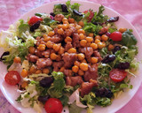 Foto del paso 5 de la receta: Ensalada de verano con legumbres, longaniza, sobrasada y miel
