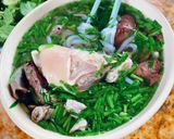 A picture of step 3 of Banh Canh with Scallions.