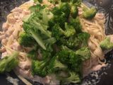 Fettuccine en crema de queso con brócoli y pollo