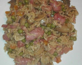 Foto del paso 2 de la receta: Arroz frito con salchicha fresca champiñones bacon y jamón de york
