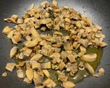 Foto del passaggio 1 della ricetta Mini pandorini di polenta con ripieno di funghi e salsiccia 🍄‍🟫