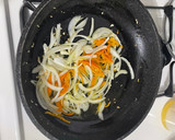 Foto del paso 2 de la receta: Camarones al ajillo acompañado de yuca