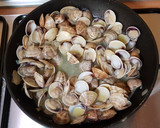 Foto del paso 7 de la receta: Almejas regadas con vino blanco