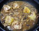 Foto del paso 5 de la receta: Muslos de pollo rellenos con salsa de setas