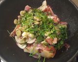 Foto del paso 4 de la receta: Papas salteadas en gajos con habas