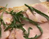 Foto del paso 8 de la receta: Bocadillo frío de fiambre de pollo, con allioli, tomate y rúcula