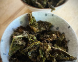 Foto del paso 2 de la receta: Chips de kale picantes
