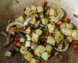 Foto langkah ke 3 dari resep Kentang Manis dan Daging Cincang Saus Teriyaki.