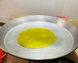 Foto del paso 3 de la receta: Paella de rape, ajos tiernos, espárragos y alcachofas 🥘 🧔♂️