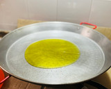 Foto del paso 3 de la receta: Paella de rape, ajos tiernos, espárragos y alcachofas 🥘 🧔‍♂️