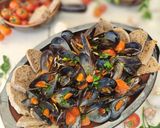 Foto del passaggio 4 della ricetta Cozze alla marinara con pomodorini