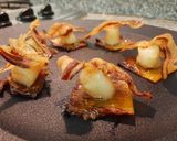 Foto del paso 7 de la receta: Piña caramelizada, ostión salteado y panceta crocante