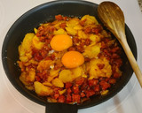 Foto del paso 3 de la receta: Huevos rotos con chorizo